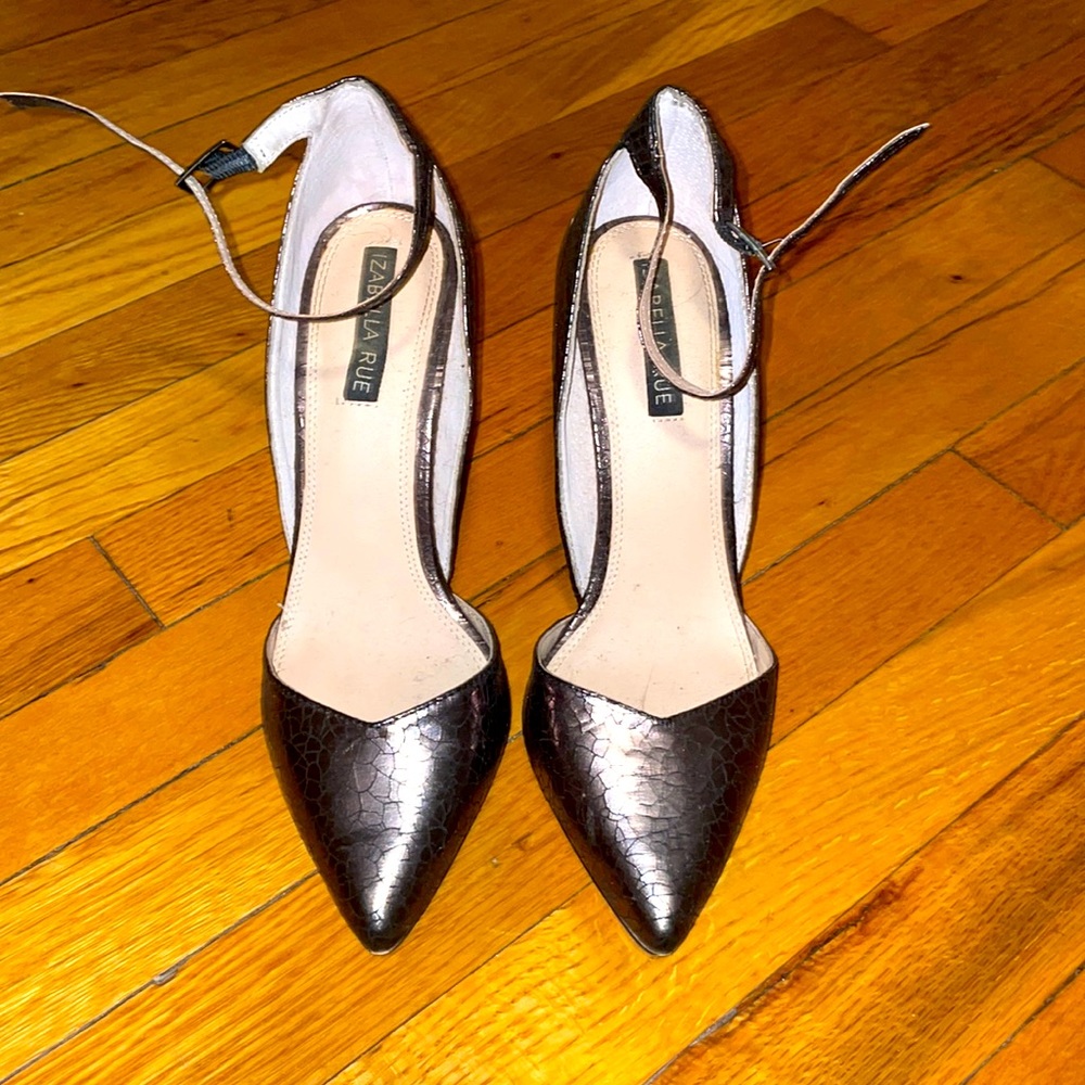 Gently Used Zabella Rue Metallic Cracked Closed Toe Heels